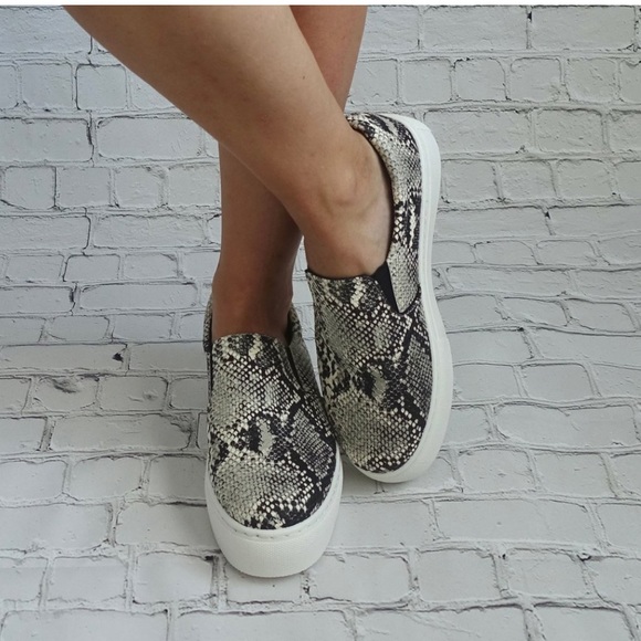 ✨ONE HOUR SALE✨Chic grey Snakeskin sneakers - Picture 5 of 7